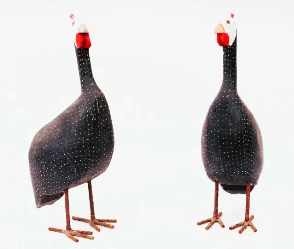 Par antigas esculturas confeccionadas em madeira pés de ferro Galinha da Angola peça 1970*