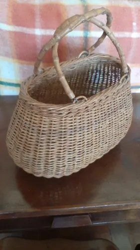 Elegante cesta de vime antiga trançada a mão e alças em bambu ! 35(c)x16(l)x22(h) VINTAGE!