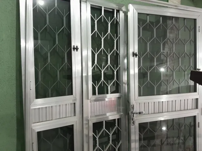 Vendo porta de alumínio em excelente estado