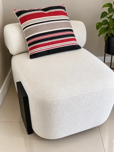 Poltrona Bouclê Branca com Almofada
