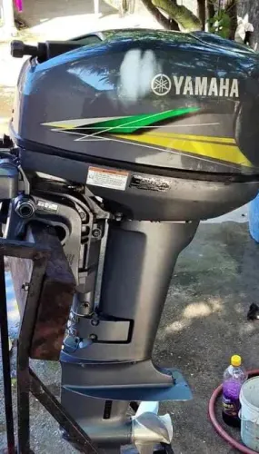 Vendo esse motor de popa 15Hp ano 2025 e 1ano de uso 