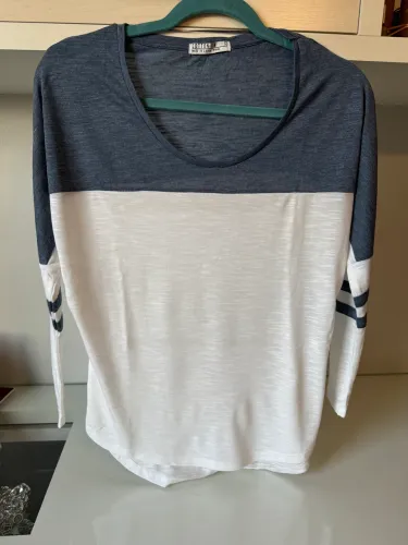 blusa cotton on azul e branca
