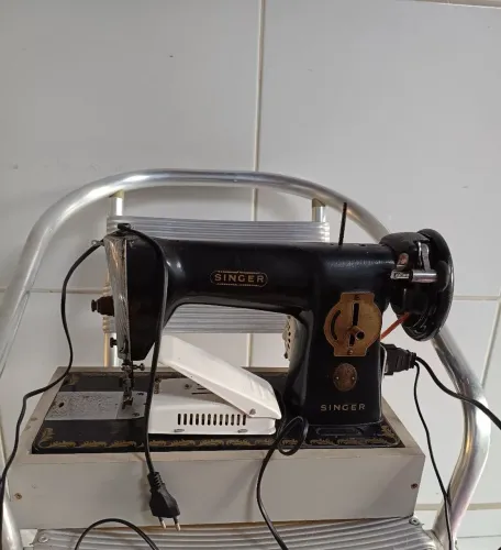 Máquina de costura funcionando