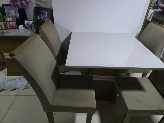 Mesa com tampa de vidro