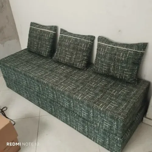 Sofá-cama / Puff articulado com 3 almofadas 