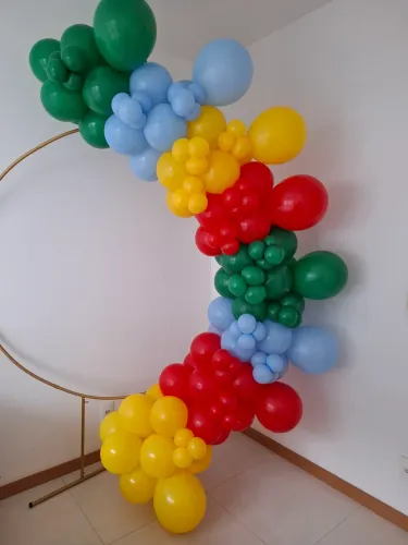 Arco de balões smilinguido formiguinha