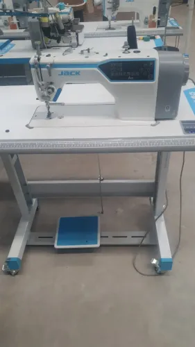 Máquina reta eletrônica 