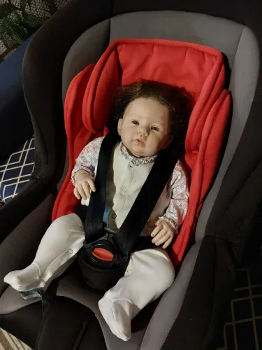 Cadeirinha para carro Cosco. Atendende de 0 a 25 kg.