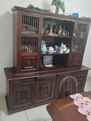 Conjunto de sala de jantar em madeira maciça