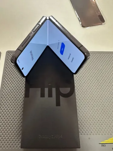 Samsung Galaxy Z Flip 4