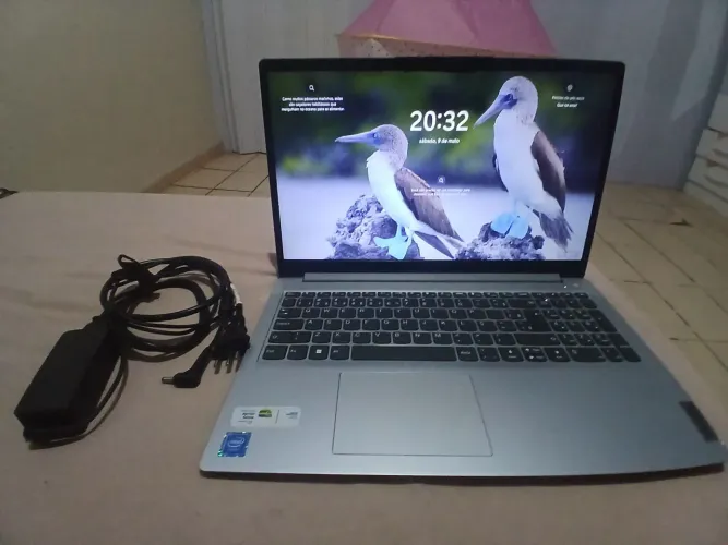 Vende-se notebook semi novo em perfeito  estado funcionando perfeitamente da marca LE NOVO