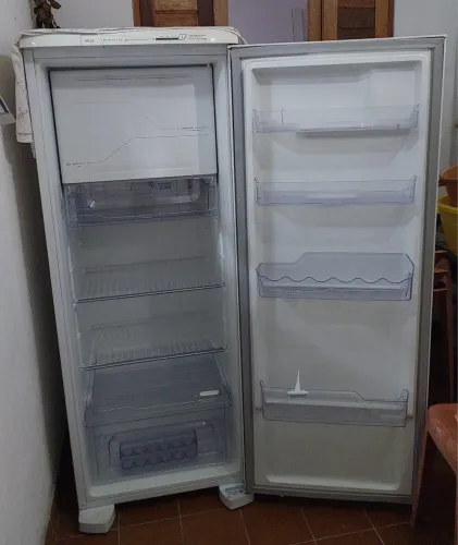 Vende - se geladeira Electrolux