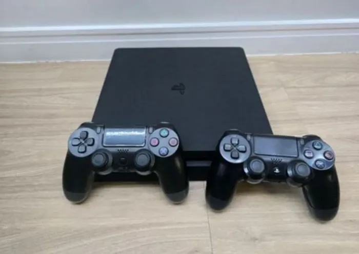 Play Station 4 slim