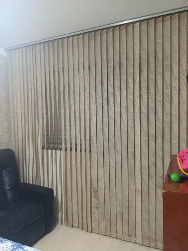 Cortina persiana com trilho 