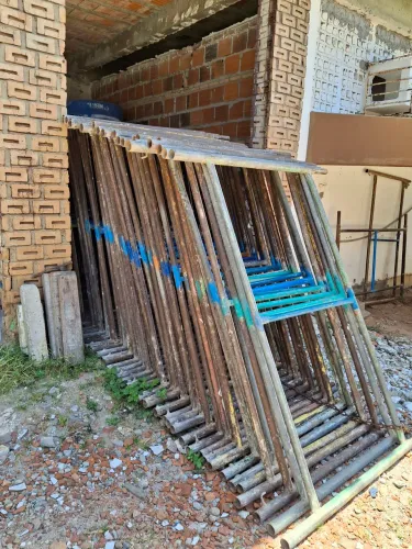 Vendo Andaimes usados 1,50 x 1,00 . Valor : 100 reais a unidade . * .