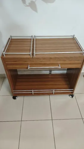 Mesa para café com bandejas removíveis