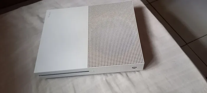 Xbox One S com Caixa e Cabos (Com Curto-Circuito na Placa) - Para Conserto ou Peças