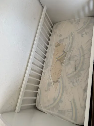 Vendo berço usado, em boas condições, tem algumas marcas de uso 