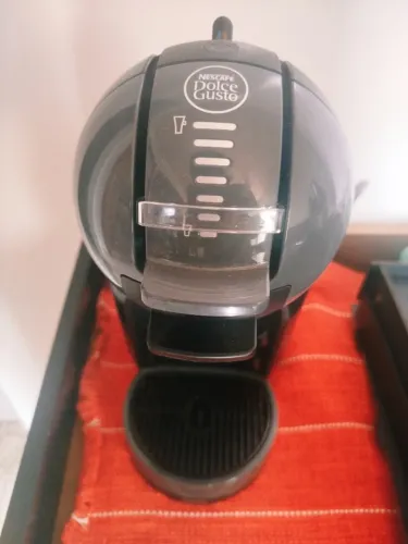 CAFETEIRA NESCAFÉ DOLCE GUSTO COM CÁPSULAS