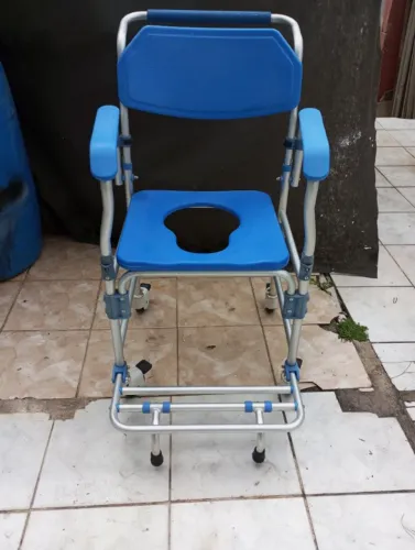 Cadeira de banho em alumínio freios indepentes nas rodas largura 58cm