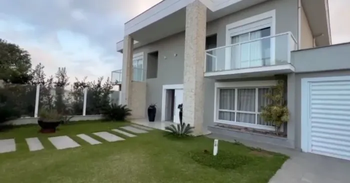 Alugo casa alto padrão