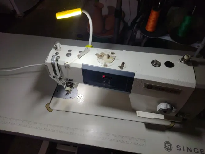 Máquina de costura (Singer reta automática)