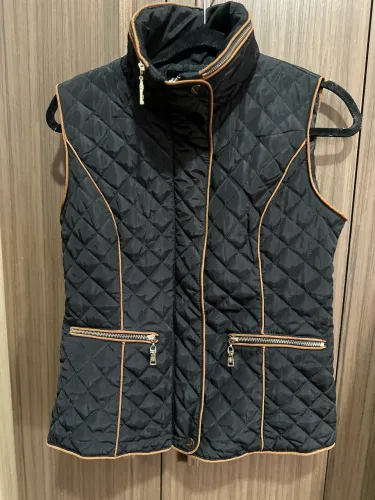 Colete feminino com touca 