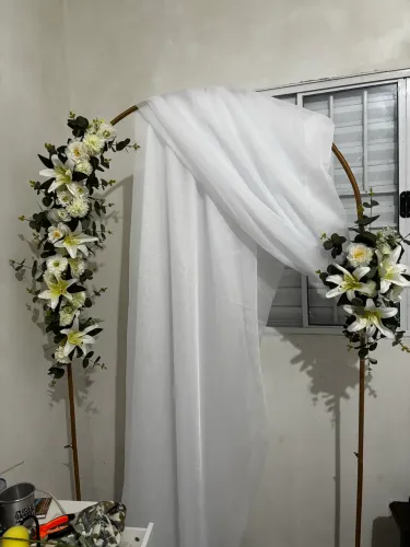 Arco de festa 2M com flores e tecido