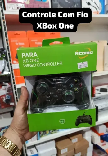 Controle com fio para Xbox One da marca Atomo.
