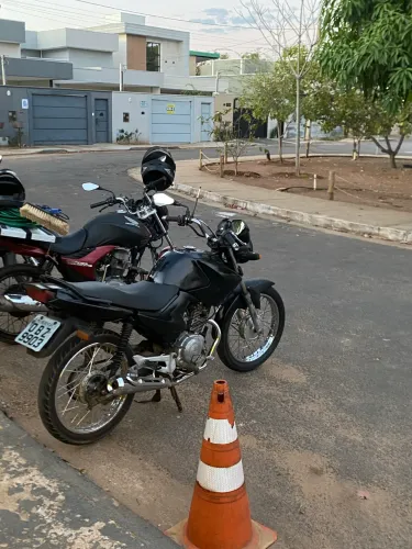 Moto nova de motor, uso para ir trabalhar. É de leilão moto pra retirada de peça