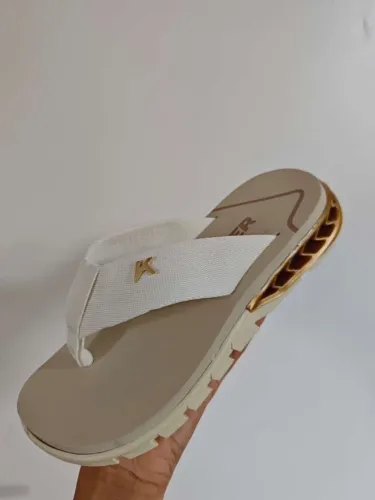 Chinelo Kenner Rakka L7 Off-White & Gold | Tecnologia Re.Amp e Amortecedor Dourado