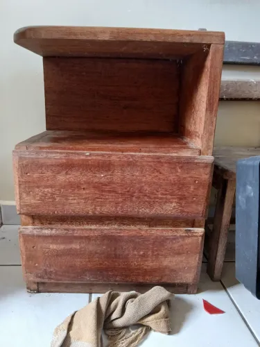 Estante de canto em angelim pedra