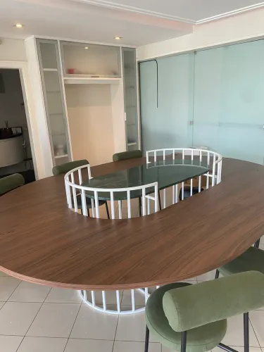 Mesa grande, base em cima de mármore, não acompanha cadeiras 