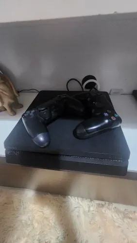 PlayStation 4 slim 1tb com 4 jogos e três controles sendo um de brinde 