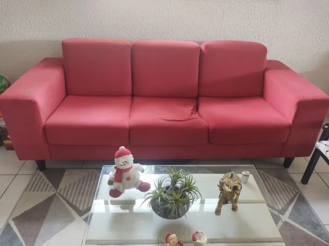 Vendo sofá vermelho de 3 lugares