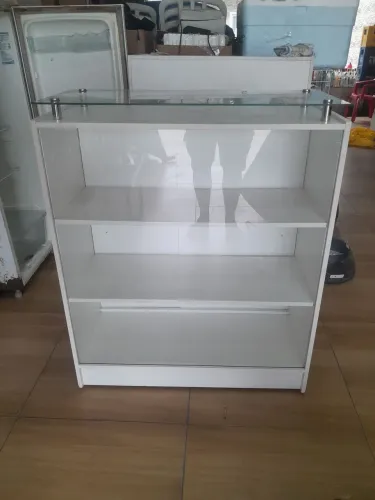 Balcão de Atendimento + Vitrine Expositora Branca