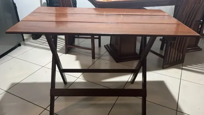 Mesa dobrável em madeira sucupira 4 a 6 lugares