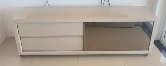Rack com gaveta e porta de espelho