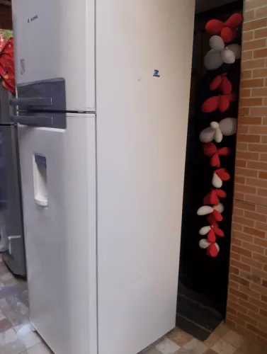 Geladeira ar condicionado bebedouro freezer microondas