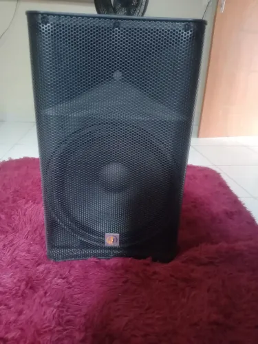 Caixa de som amplificada