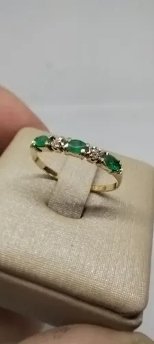 Meia aliança, ouro 18k esmeraldas e brilhantes - aro 15