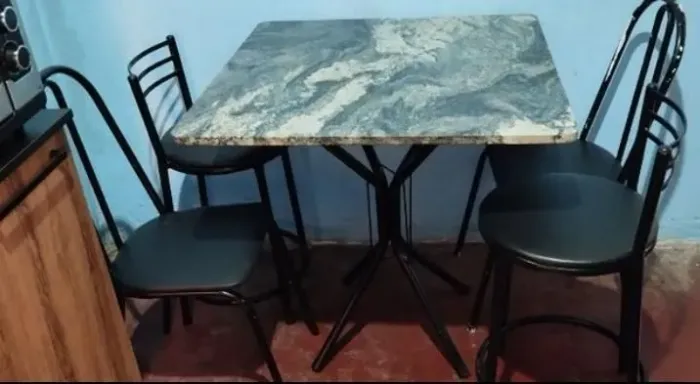 Mesa com tampo de granito