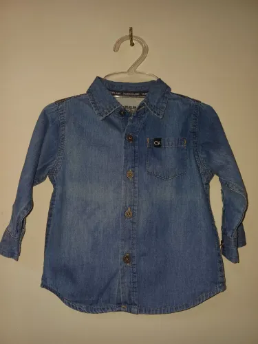 Camisa jeans infantil Calvin Klein semi-nova.