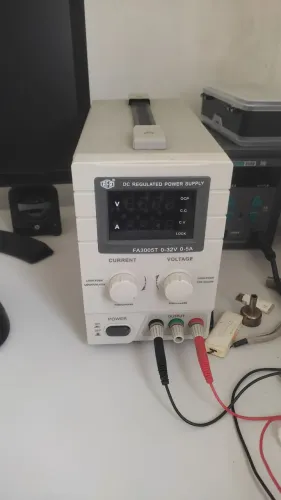 Fonte de Alimentação Regulável AFR FA3005T 0-32V / 0-5A - Perfeito Estado