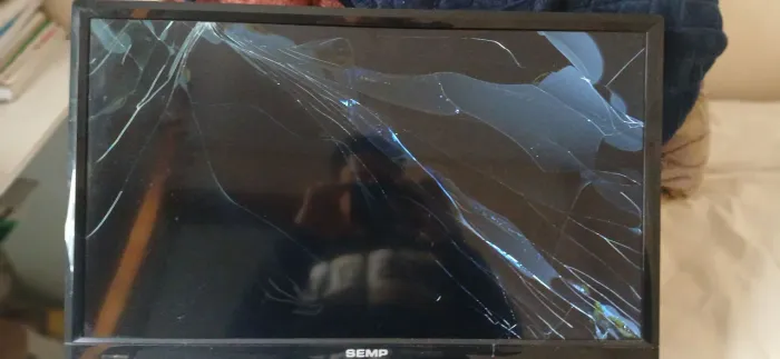 TV Semp 24 (L24D2700) - Com Tela Quebrada
