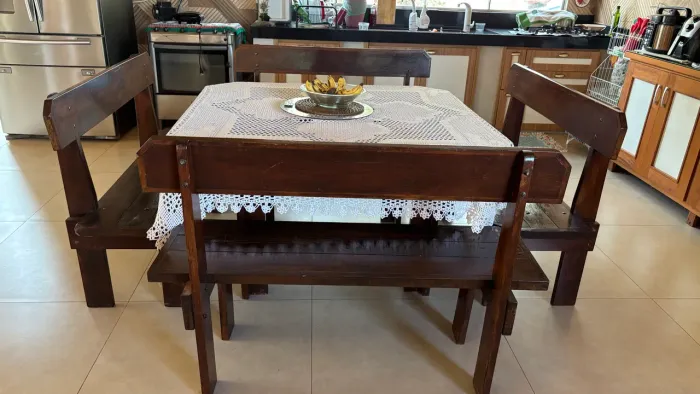 Mesa em Madeira de Lei