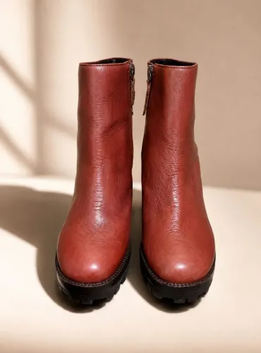 Bota schutz  num 36, cor terra avermelhada. Nunca usada!