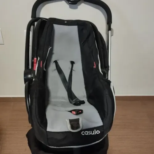 Carrinho de bebê, com bebê conforto e colchão para o carrinho