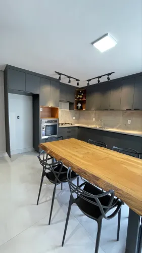 Casa Moderna em Condomínio | Cozinha Planejada | Vista Permanente para Área Verde