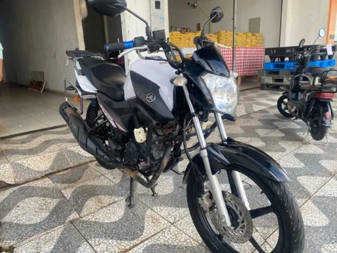 Vendo essa Factor 150. Em dias, a moto tá semi nova. Tudo em dias.